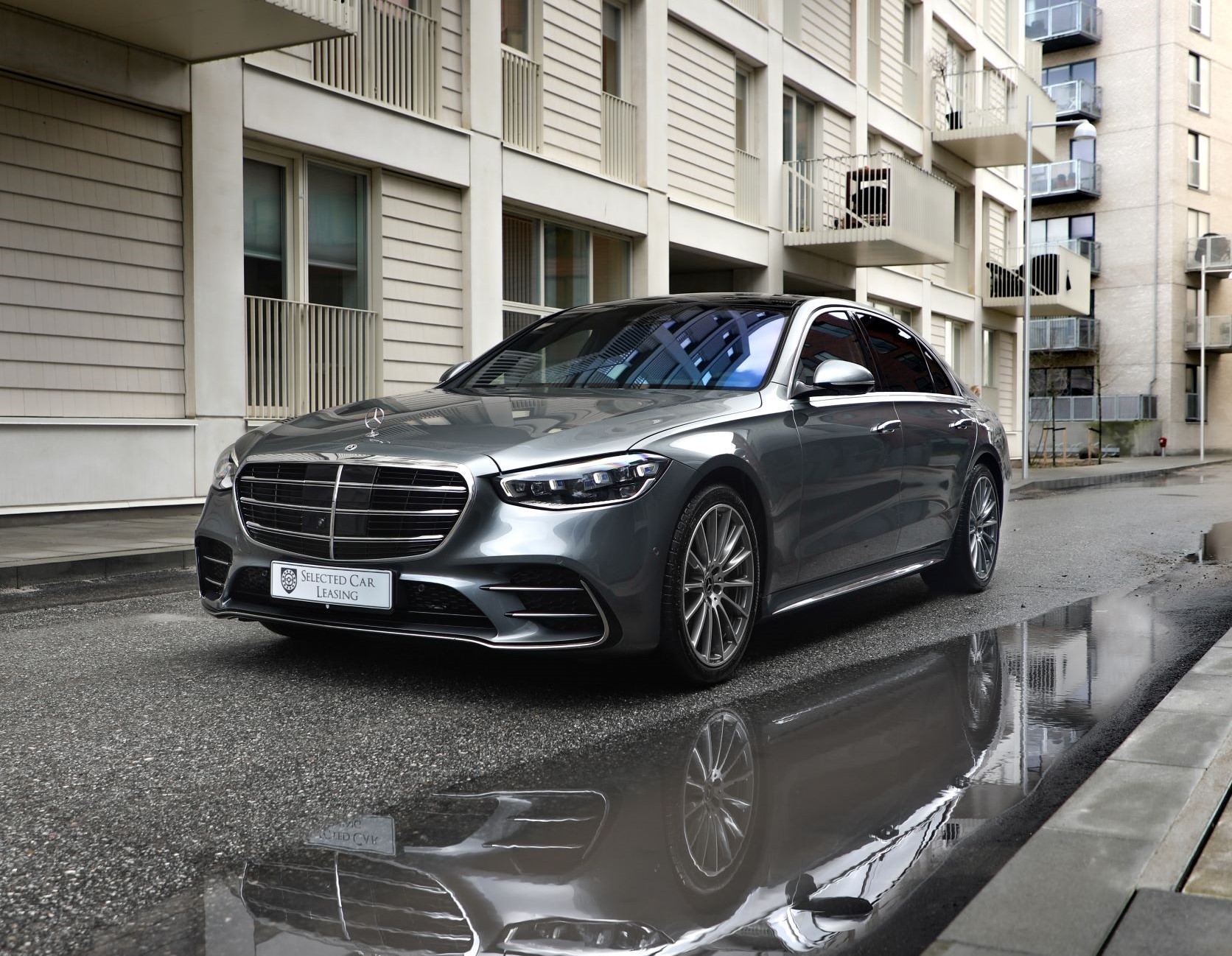 Grå Mercedes-Benz S-Klasse i bymiljø